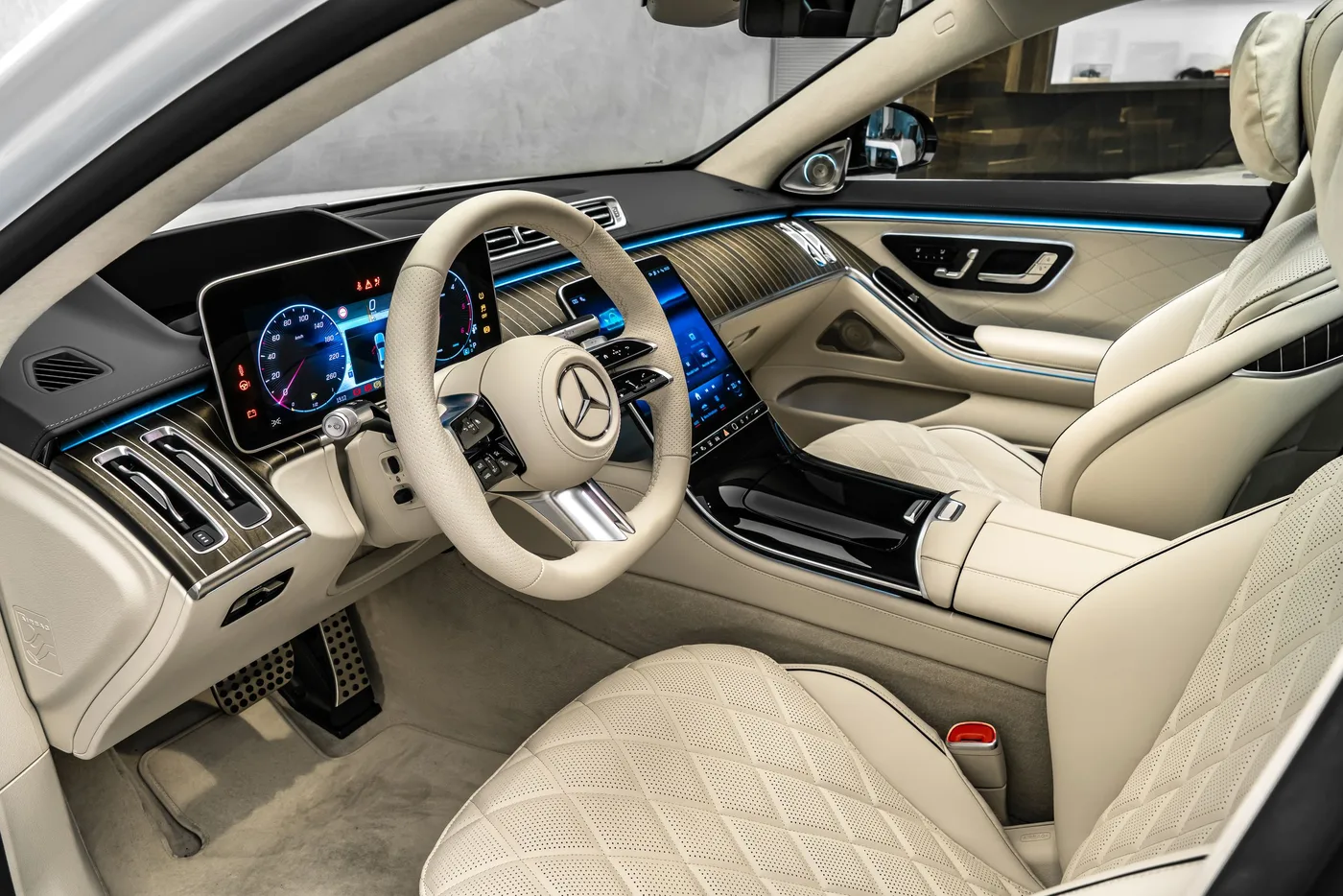 2026 Mercedes-Benz S 450 d 4MATIC, AMG Line, MANUFAKTUR offered by a specialist dealer in Ostrava, Czechia, photo 11 of 25