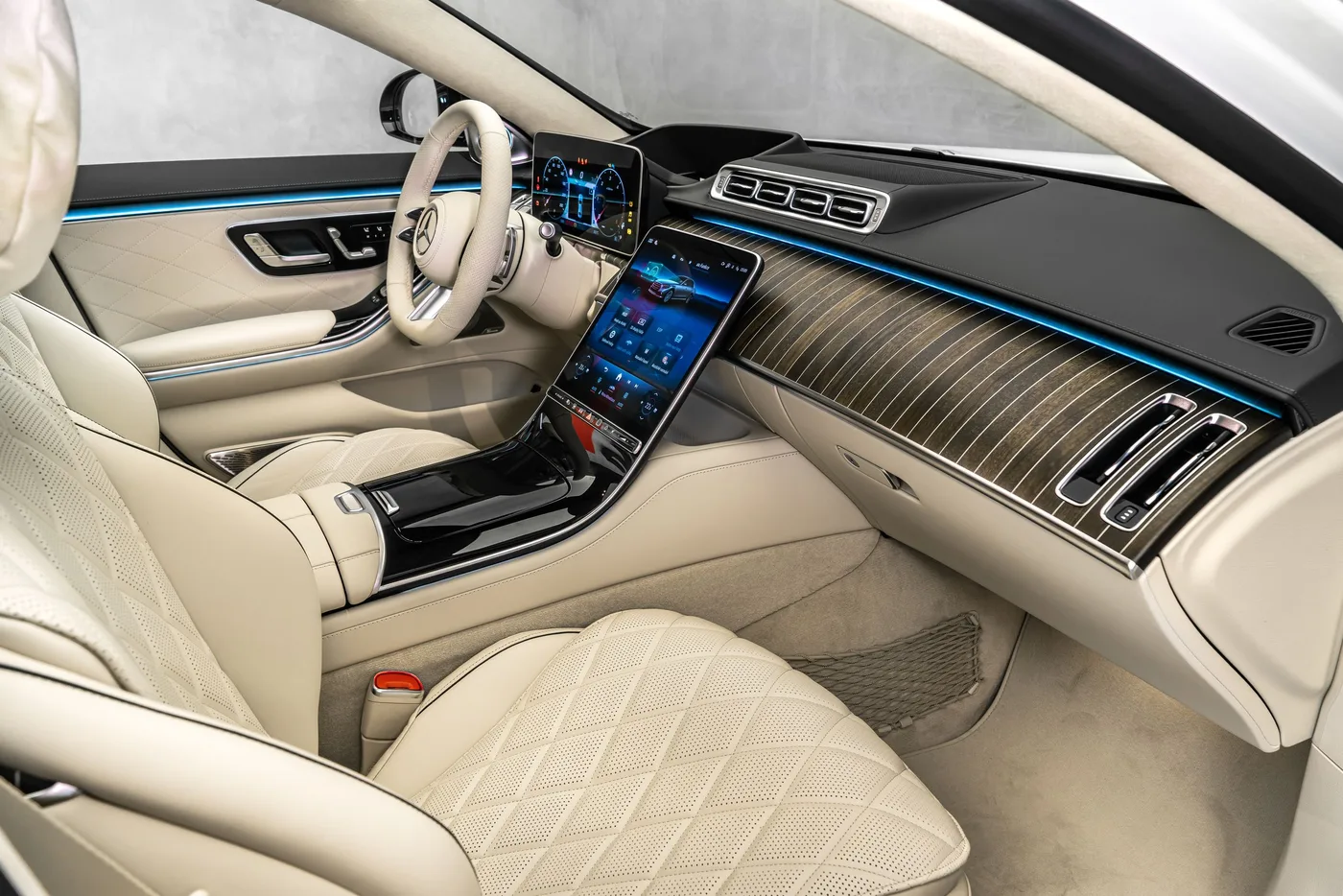 2026 Mercedes-Benz S 450 d 4MATIC, AMG Line, MANUFAKTUR offered by a specialist dealer in Ostrava, Czechia, photo 12 of 25