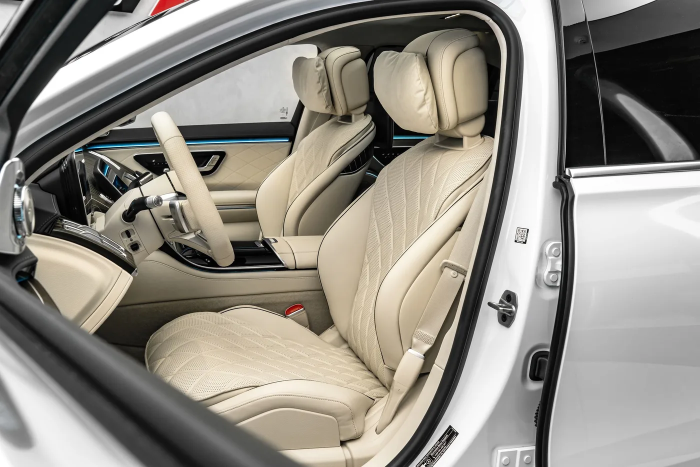 2026 Mercedes-Benz S 450 d 4MATIC, AMG Line, MANUFAKTUR offered by a specialist dealer in Ostrava, Czechia, photo 13 of 25