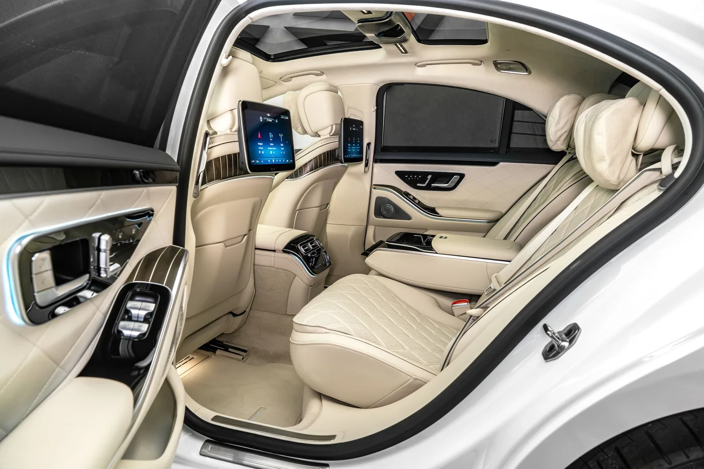 2026 Mercedes-Benz S 450 d 4MATIC, AMG Line, MANUFAKTUR offered by a specialist dealer in Ostrava, Czechia, photo 14 of 25