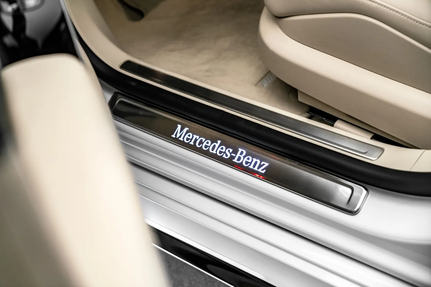2026 Mercedes-Benz S 450 d 4MATIC, AMG Line, MANUFAKTUR offered by a specialist dealer in Ostrava, Czechia, photo 22 of 25