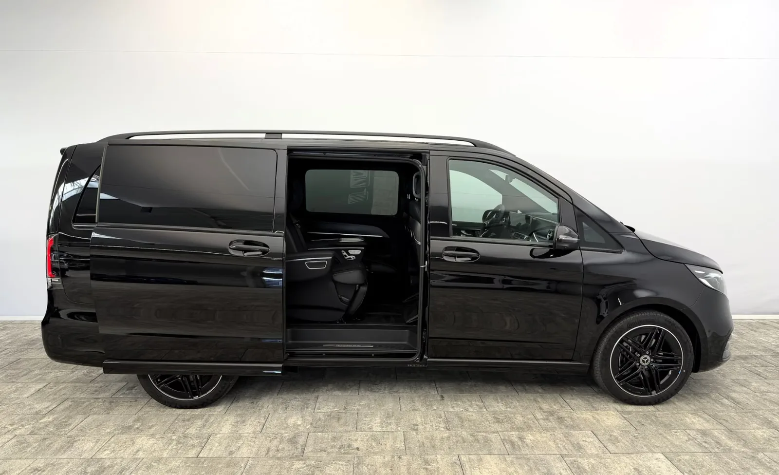 2026 Mercedes-Benz V 300 d 4MATIC Long, EXCLUSIVE AMG Line, 4/30