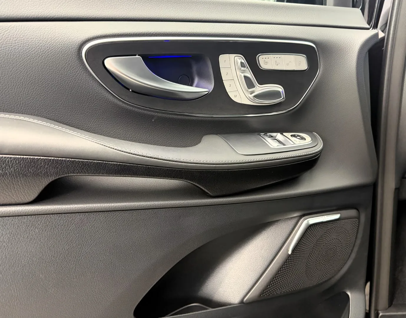 2026 Mercedes-Benz V 300 d 4MATIC Long, EXCLUSIVE AMG Line, 22/30