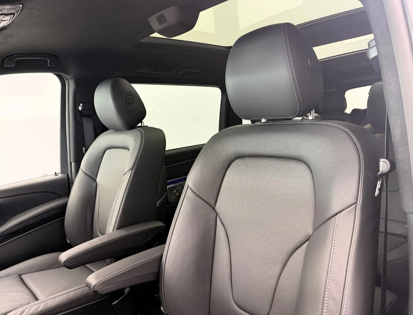 2026 Mercedes-Benz V 300 d 4MATIC Long, EXCLUSIVE AMG Line, 15/30