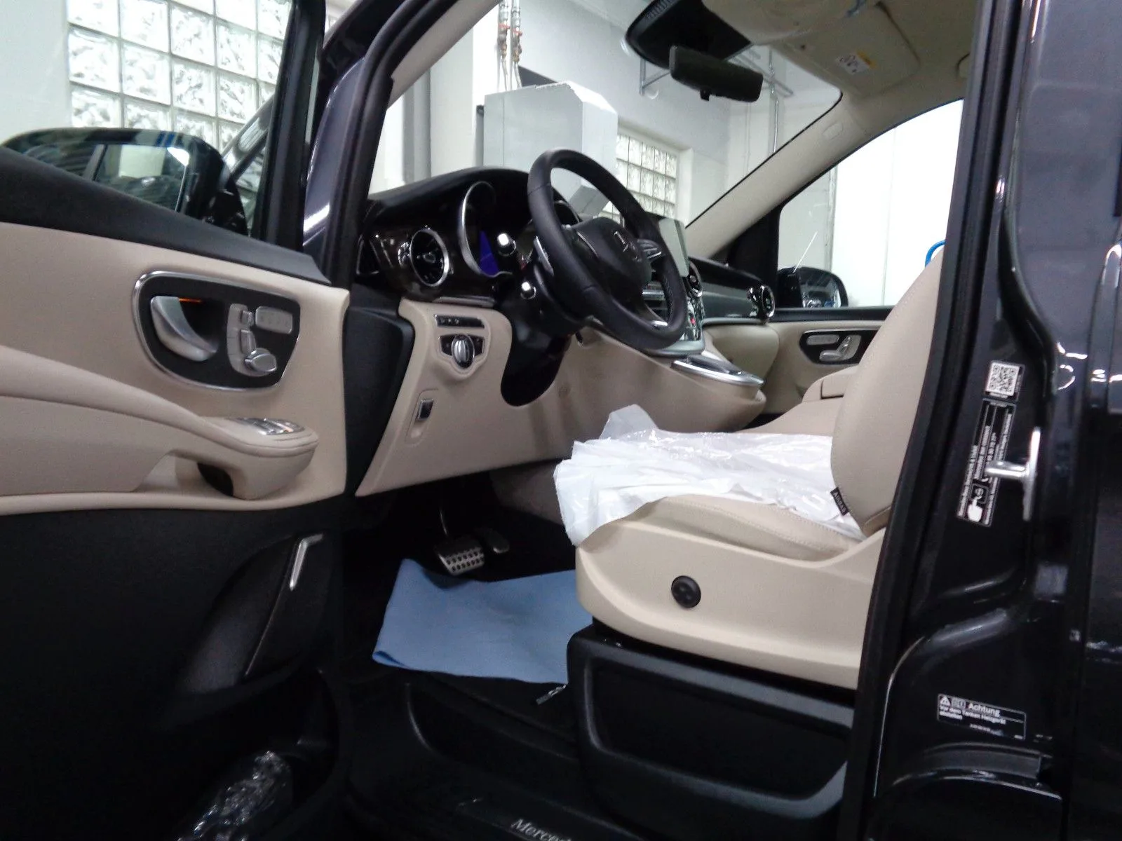 2026 Mercedes-Benz V 300 d 4MATIC, Avantgarde Edition, extra-long, 5/9
