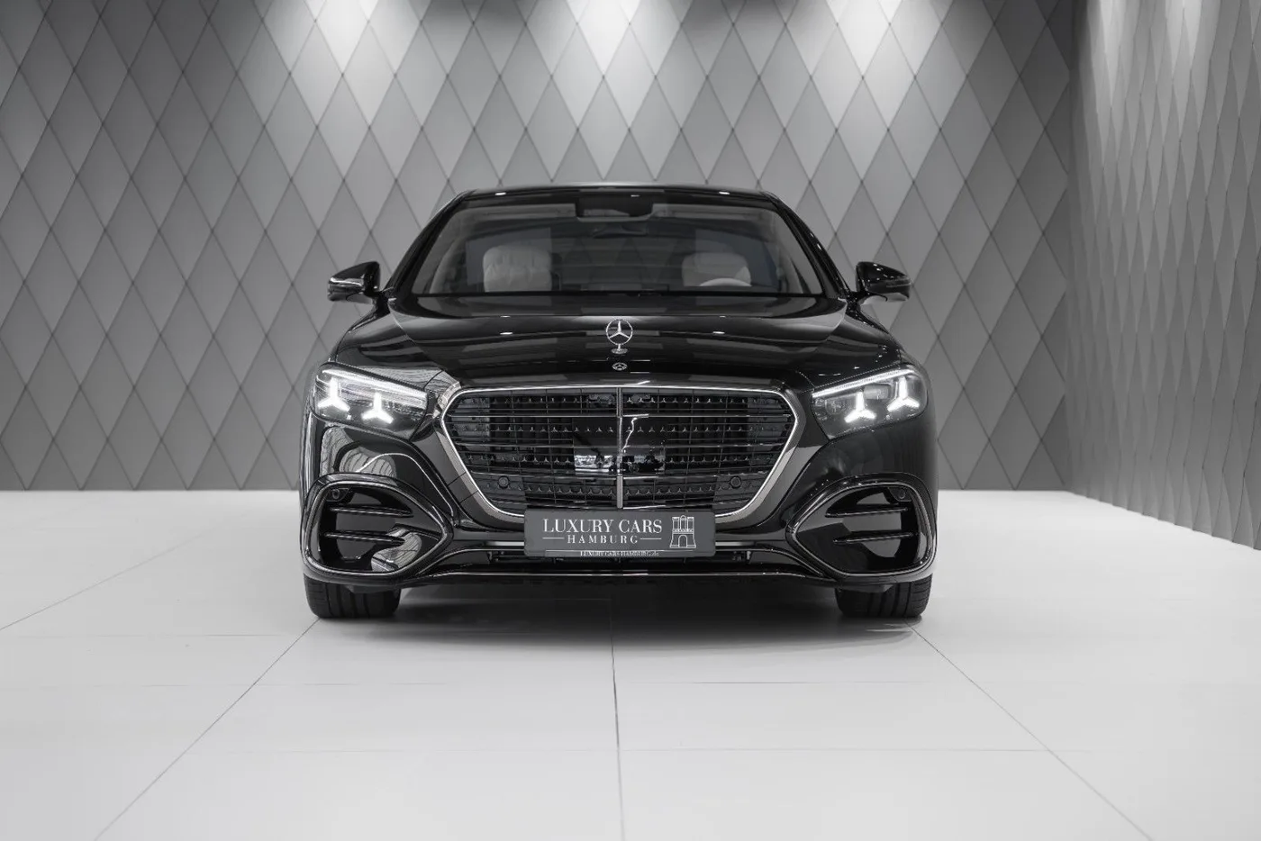 2026 Mercedes-Maybach S 580 offered by a supercar dealer in Schenefeld, Germany, photo 2 of 25