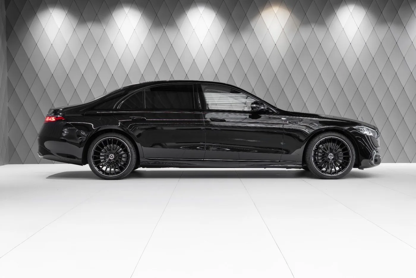 2026 Mercedes-Maybach S 580 offered by a supercar dealer in Schenefeld, Germany, photo 3 of 25