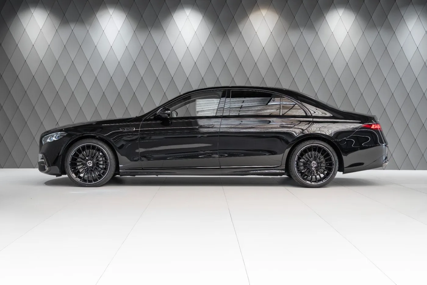 2026 Mercedes-Maybach S 580 offered by a supercar dealer in Schenefeld, Germany, photo 4 of 25