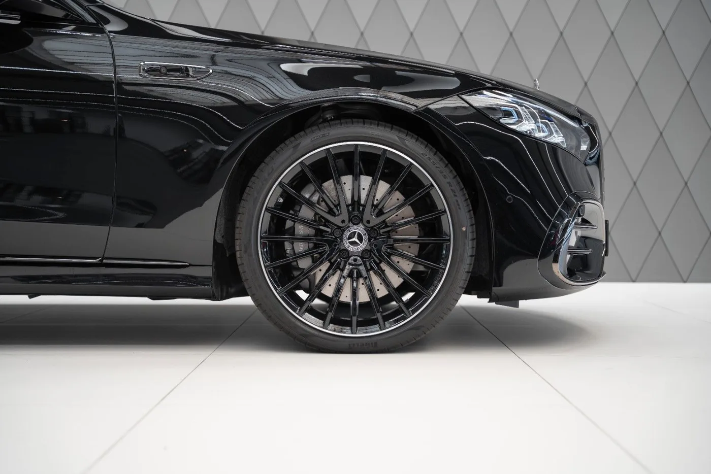 2026 Mercedes-Maybach S 580 offered by a supercar dealer in Schenefeld, Germany, photo 7 of 25