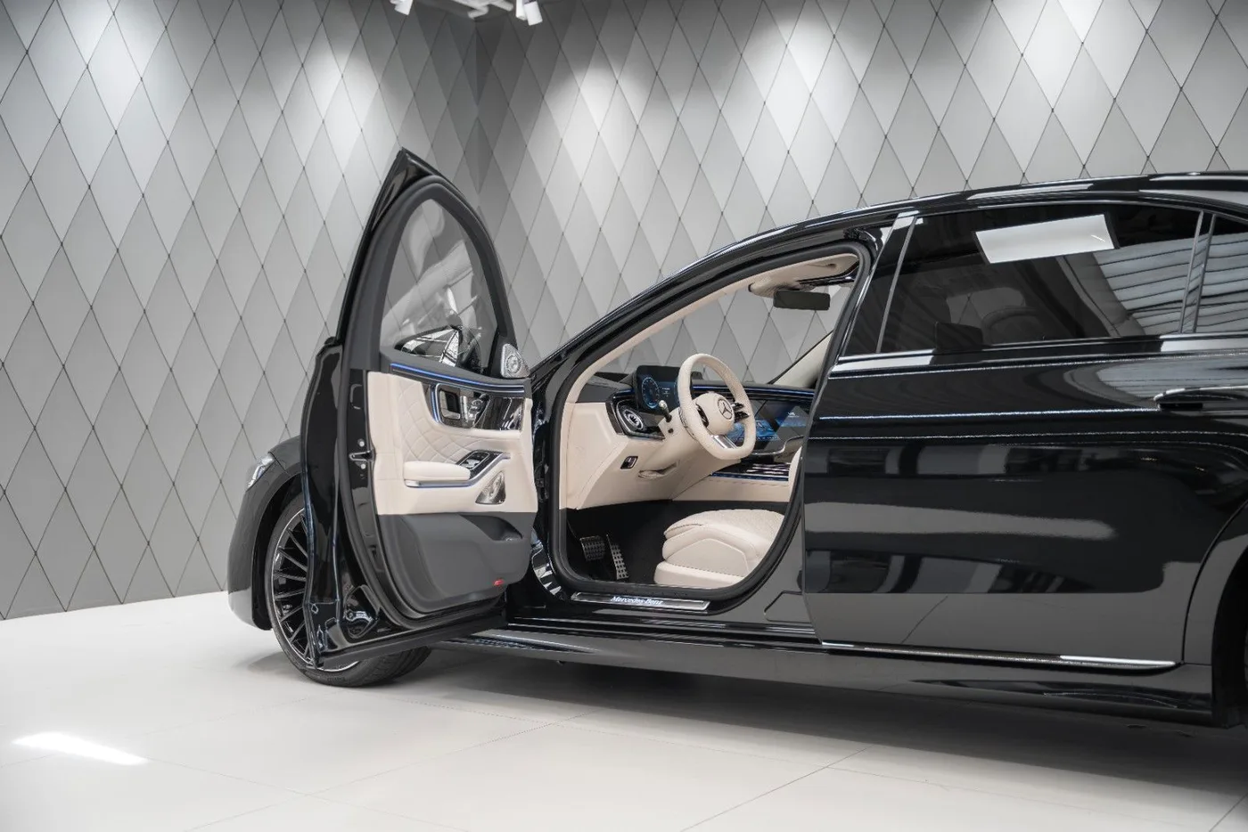 2026 Mercedes-Maybach S 580 offered by a supercar dealer in Schenefeld, Germany, photo 10 of 25