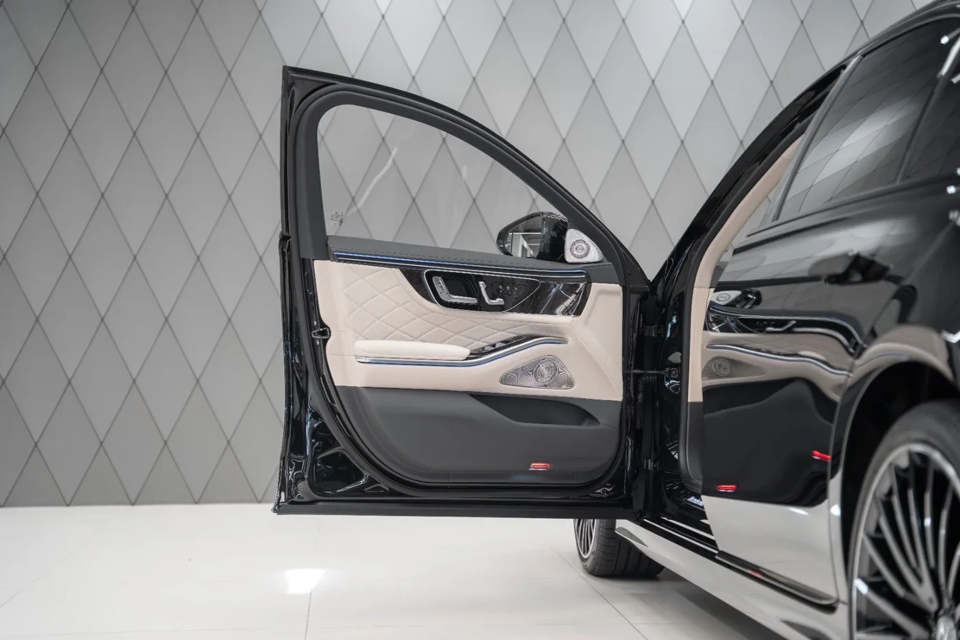2026 Mercedes-Maybach S 580 offered by a supercar dealer in Schenefeld, Germany, photo 11 of 25