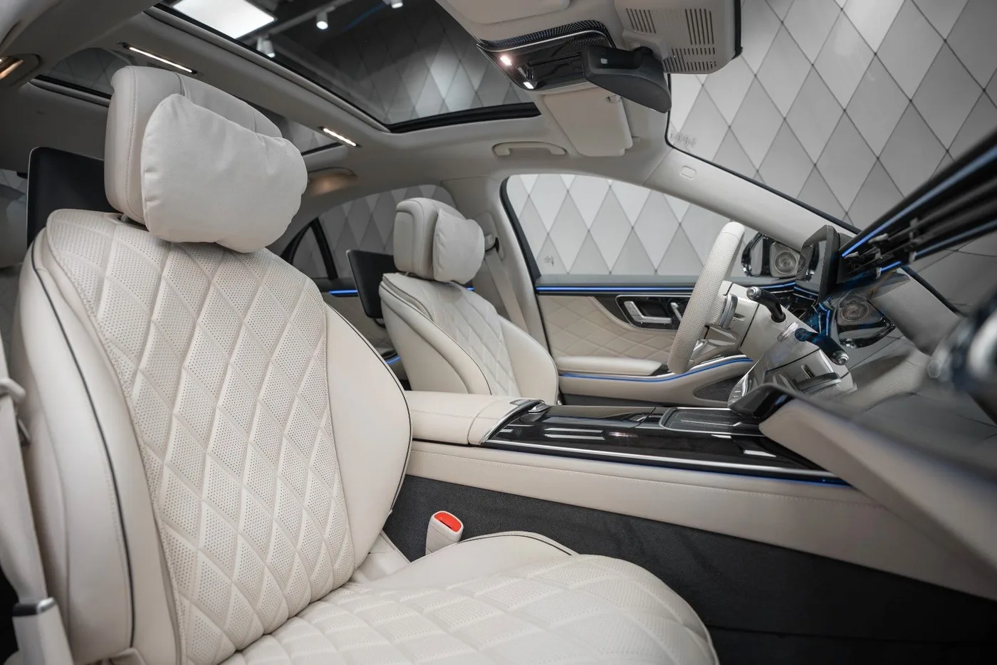 2026 Mercedes-Maybach S 580 offered by a supercar dealer in Schenefeld, Germany, photo 15 of 25