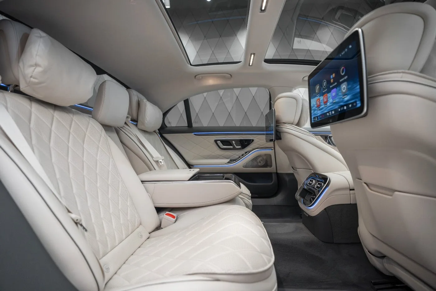 2026 Mercedes-Maybach S 580 offered by a supercar dealer in Schenefeld, Germany, photo 16 of 25