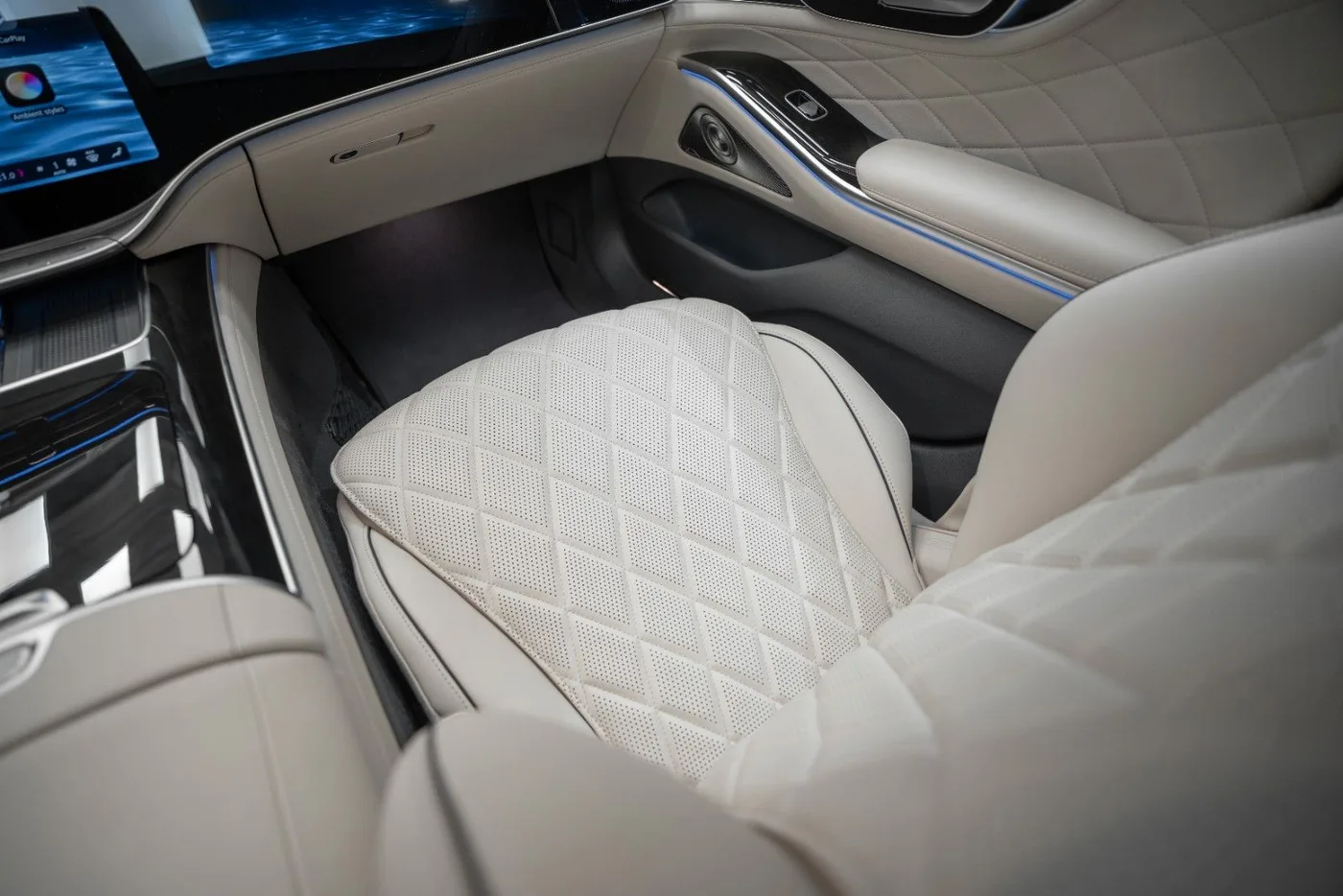 2026 Mercedes-Maybach S 580 offered by a supercar dealer in Schenefeld, Germany, photo 21 of 25