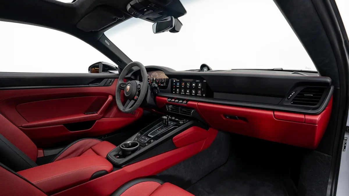 2026 Porsche 911 Carrera GTS angeboten von einem Fachhändler in Dubai, Vereinigte Arabische Emirate, Foto 16 von 25