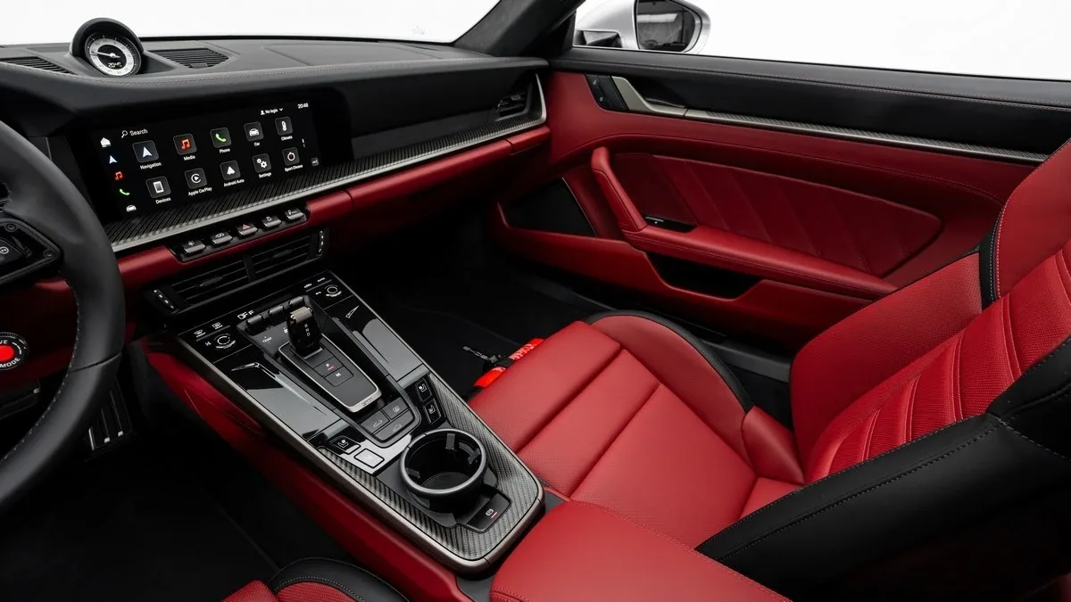 2026 Porsche 911 Turbo S proposée par un concessionnaire spécialisé à Dubai, Émirats arabes unis, photo 13 sur 25