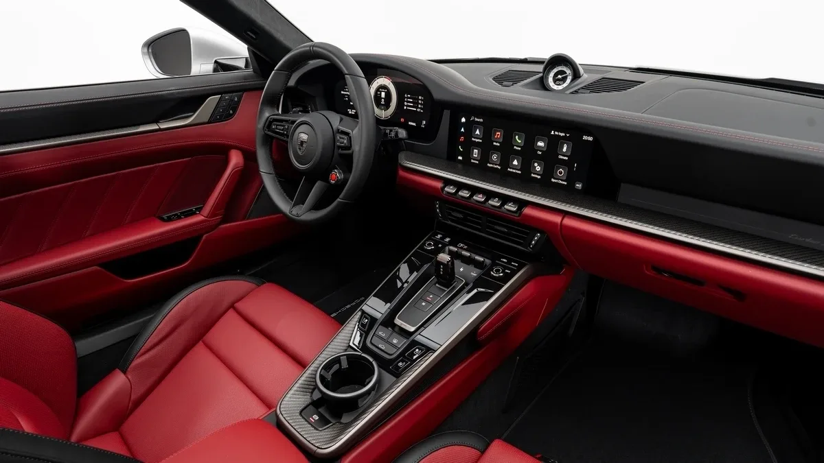 2026 Porsche 911 Turbo S proposée par un concessionnaire spécialisé à Dubai, Émirats arabes unis, photo 14 sur 25