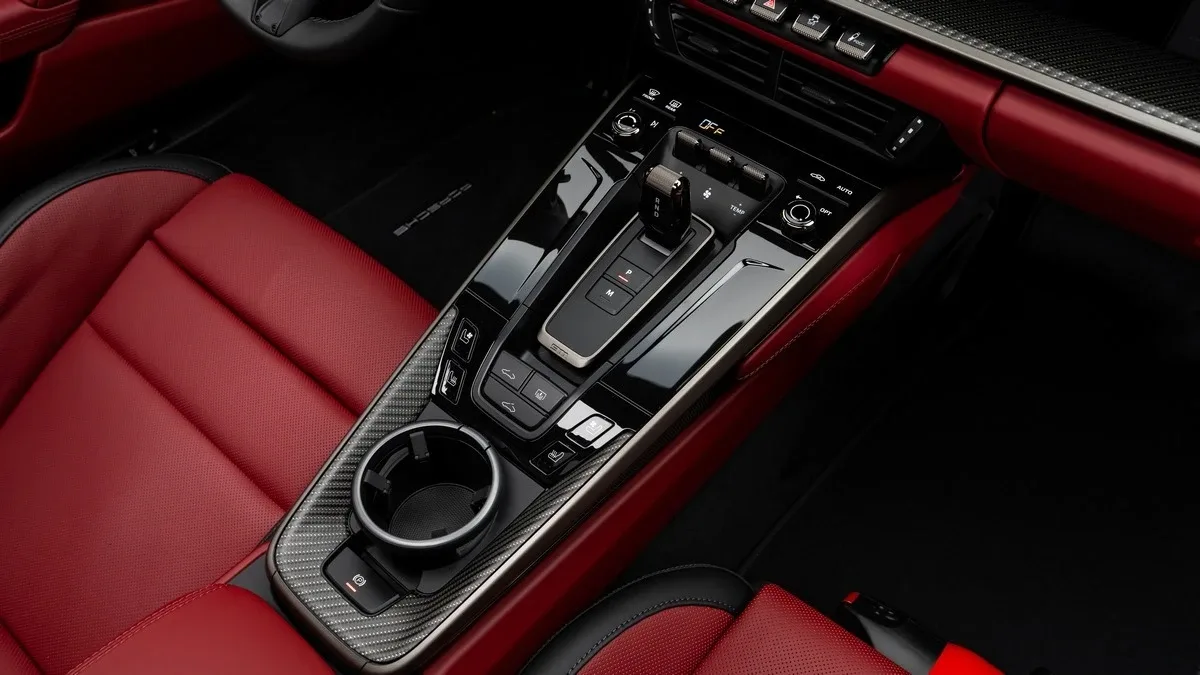 2026 Porsche 911 Turbo S proposée par un concessionnaire spécialisé à Dubai, Émirats arabes unis, photo 15 sur 25