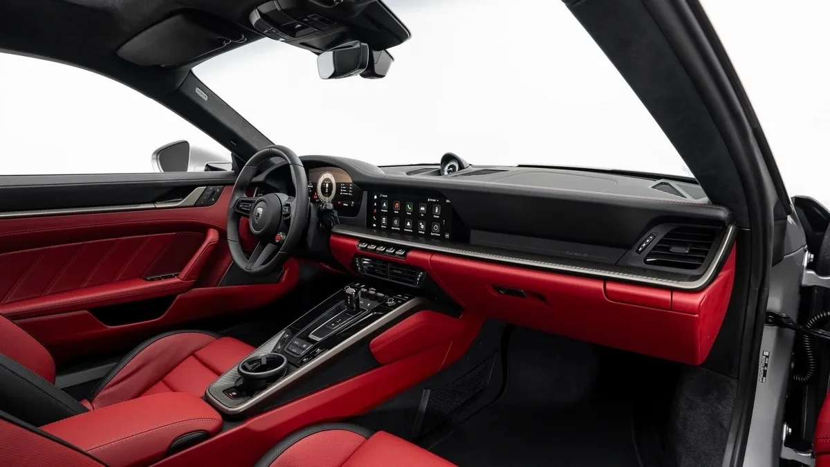 2026 Porsche 911 Turbo S proposée par un concessionnaire spécialisé à Dubai, Émirats arabes unis, photo 17 sur 25