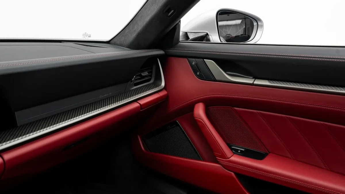 2026 Porsche 911 Turbo S proposée par un concessionnaire spécialisé à Dubai, Émirats arabes unis, photo 18 sur 25