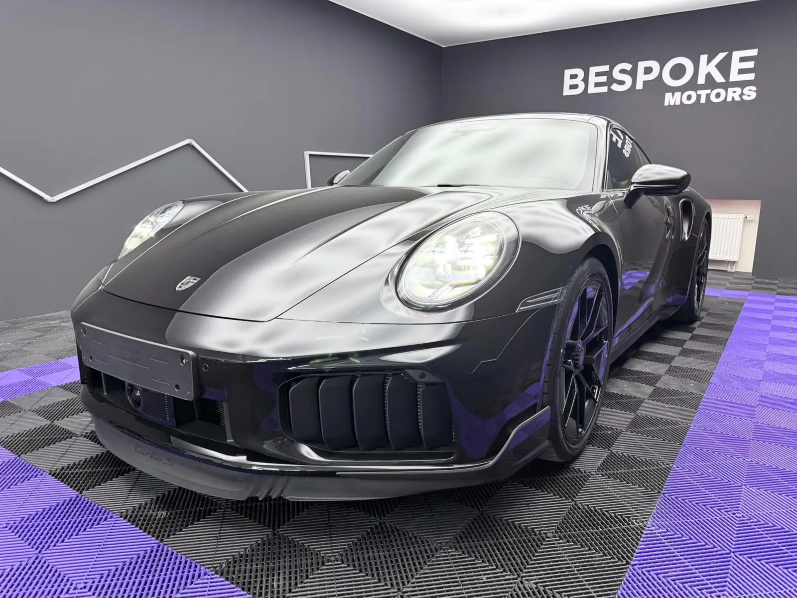 2026 Porsche 911 Turbo S proposée par un concessionnaire spécialisé à Bratislava, Slovaquie, photo principale
