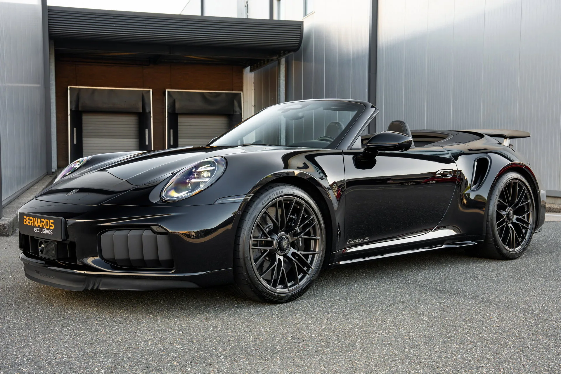 2026 Porsche 911 Turbo S Cabriolet proposta da un concessionario specializzato a Woerden, Paesi Bassi, foto principale