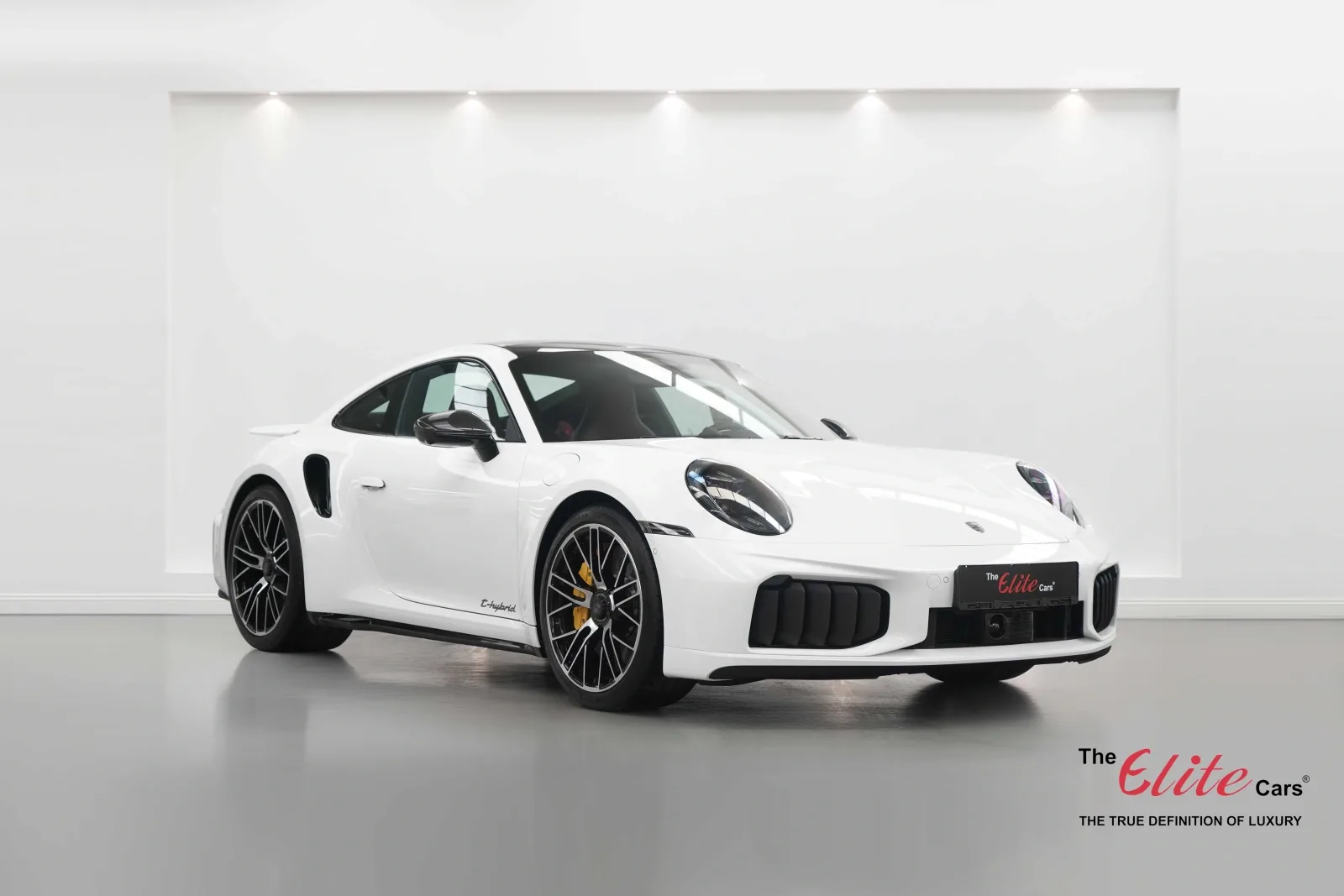 2026 Porsche 911 Turbo S T-Hybrid proposta da un concessionario specializzato a Dubai, Emirati Arabi Uniti, foto principale