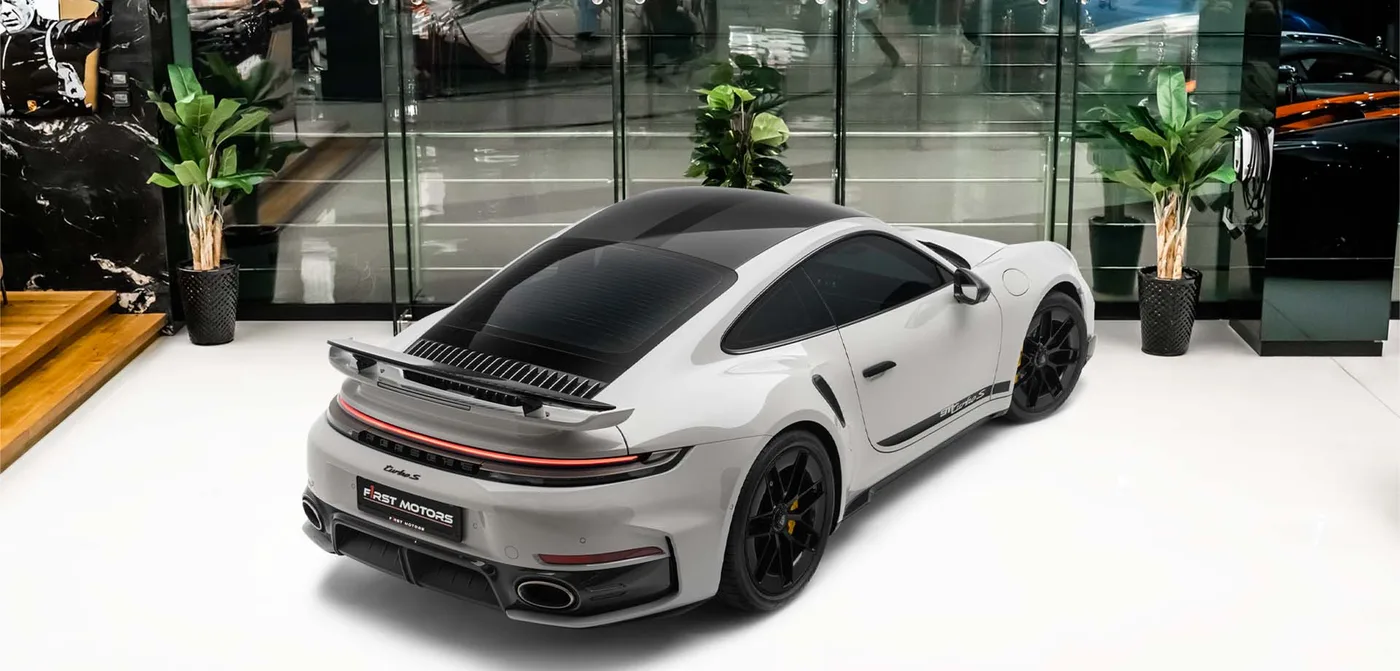 2026 Porsche 911 Turbo S proposée par un concessionnaire spécialisé à Dubai, Émirats arabes unis, vue extérieure 2