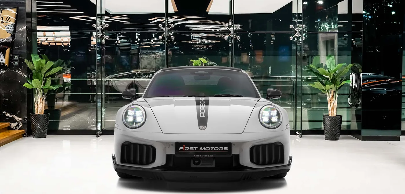 2026 Porsche 911 Turbo S proposée par un concessionnaire spécialisé à Dubai, Émirats arabes unis, vue extérieure 3