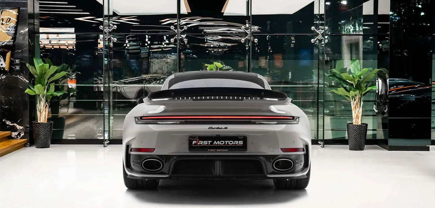 2026 Porsche 911 Turbo S proposée par un concessionnaire spécialisé à Dubai, Émirats arabes unis, vue extérieure 4