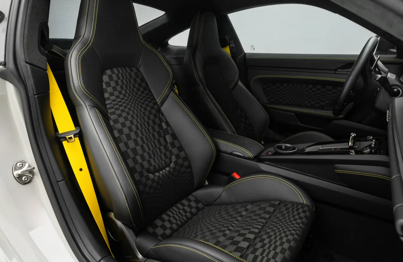 2026 Porsche 911 Turbo S proposée par un concessionnaire spécialisé à Dubai, Émirats arabes unis, photo 9 sur 10