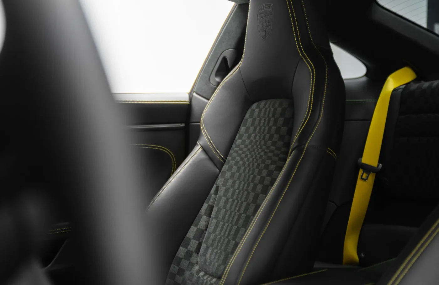 2026 Porsche 911 Turbo S proposée par un concessionnaire spécialisé à Dubai, Émirats arabes unis, photo 10 sur 10