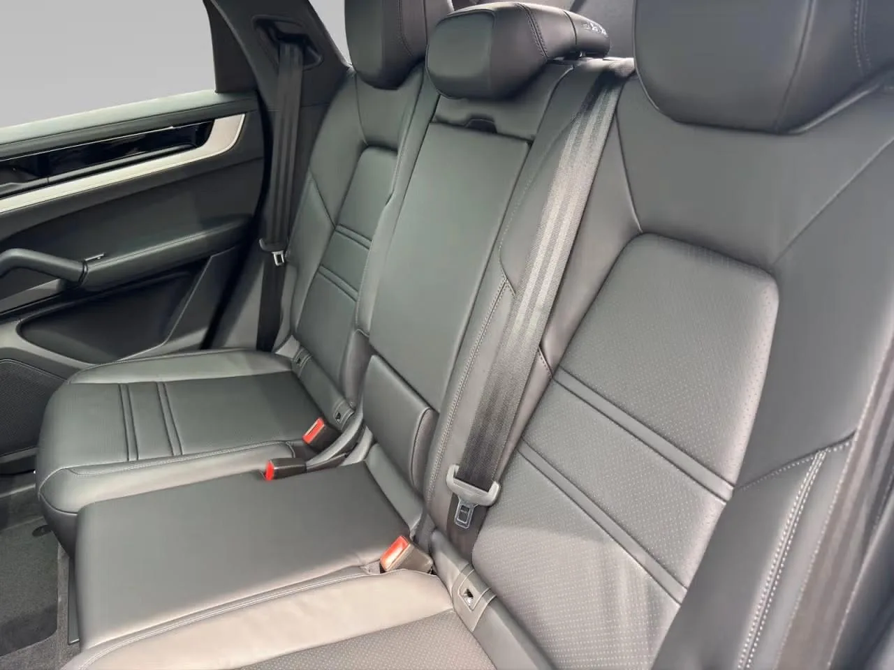 2026 Porsche Cayenne E-Hybrid Coupé Black Edition, 8/10