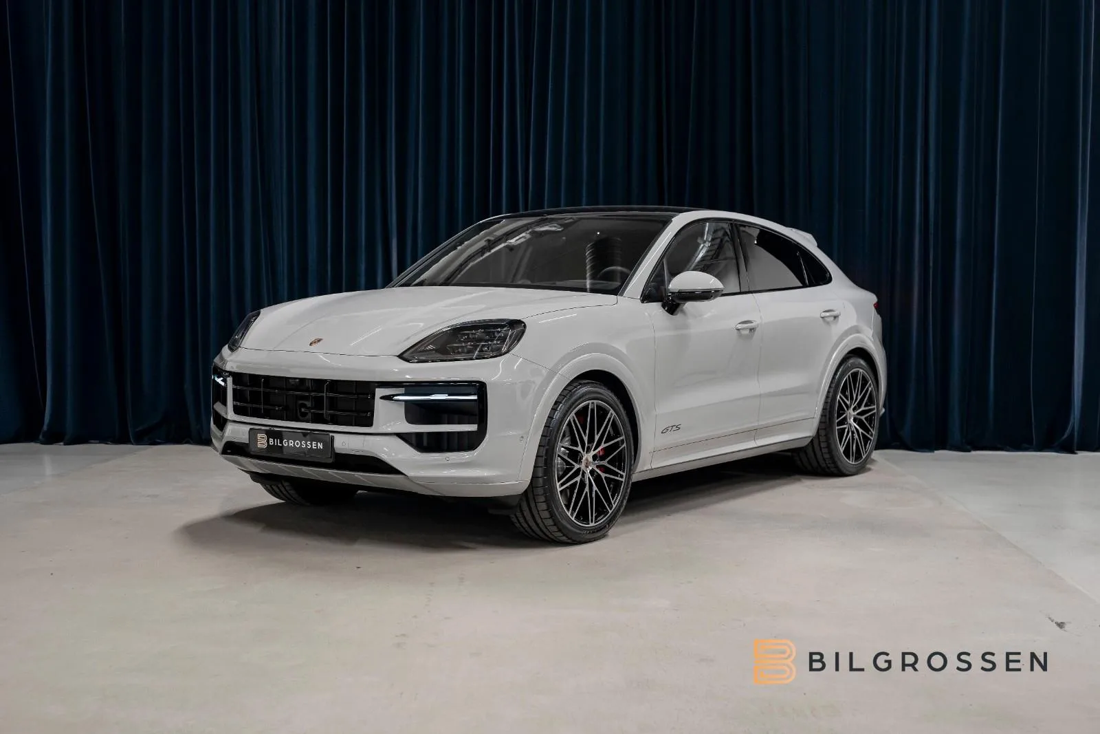 2026 Porsche Cayenne GTS Coupé proposée par un concessionnaire spécialisé à Täby, Suède, photo principale
