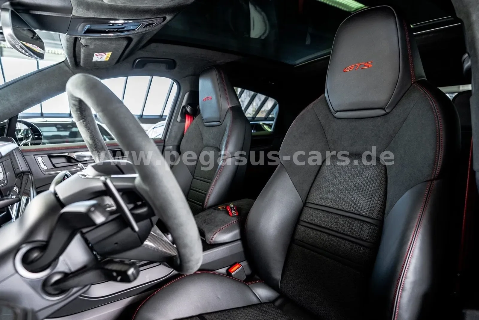 2026 Porsche Cayenne GTS Coupé, 2/30