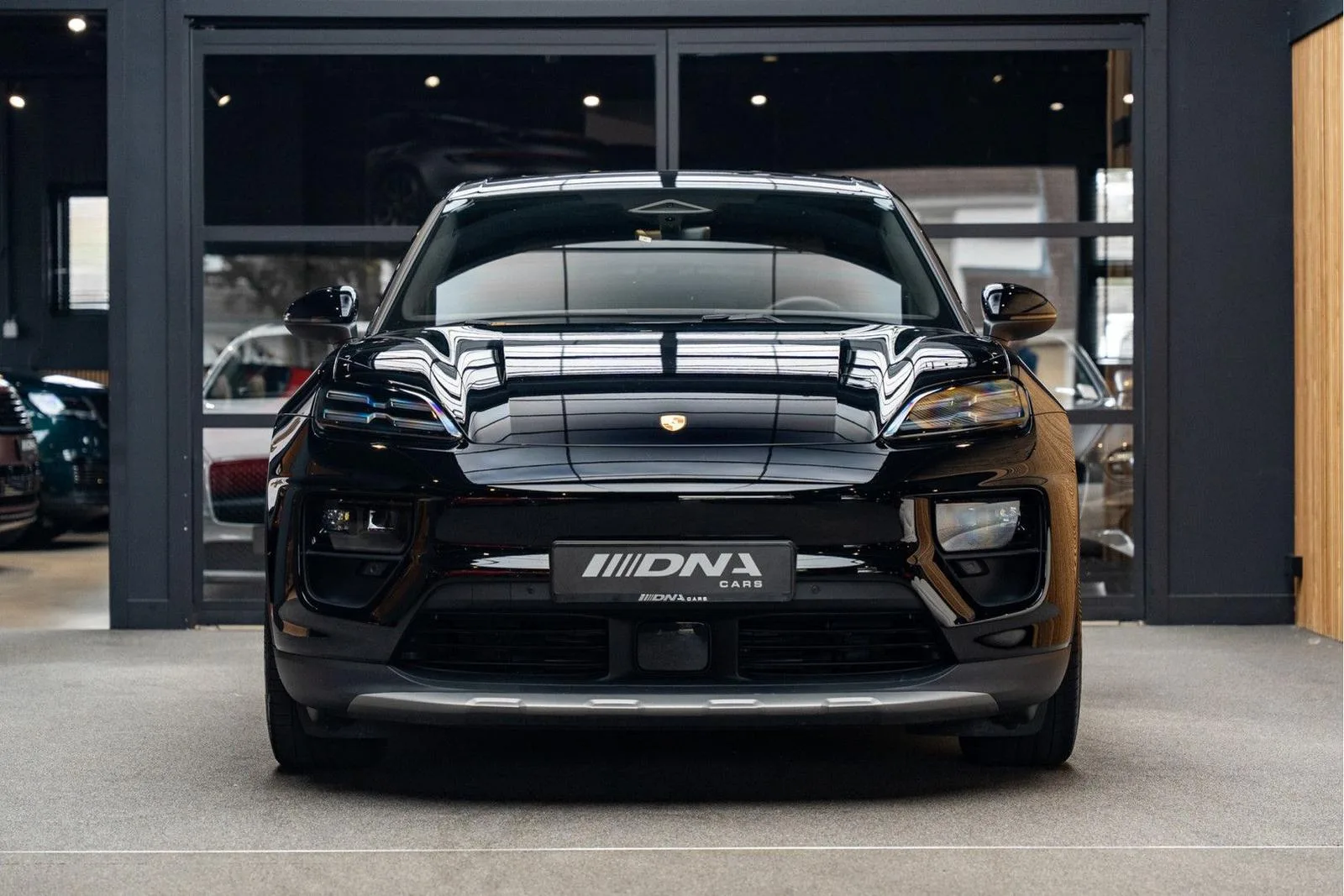 2026 Porsche Macan 4, 2/30