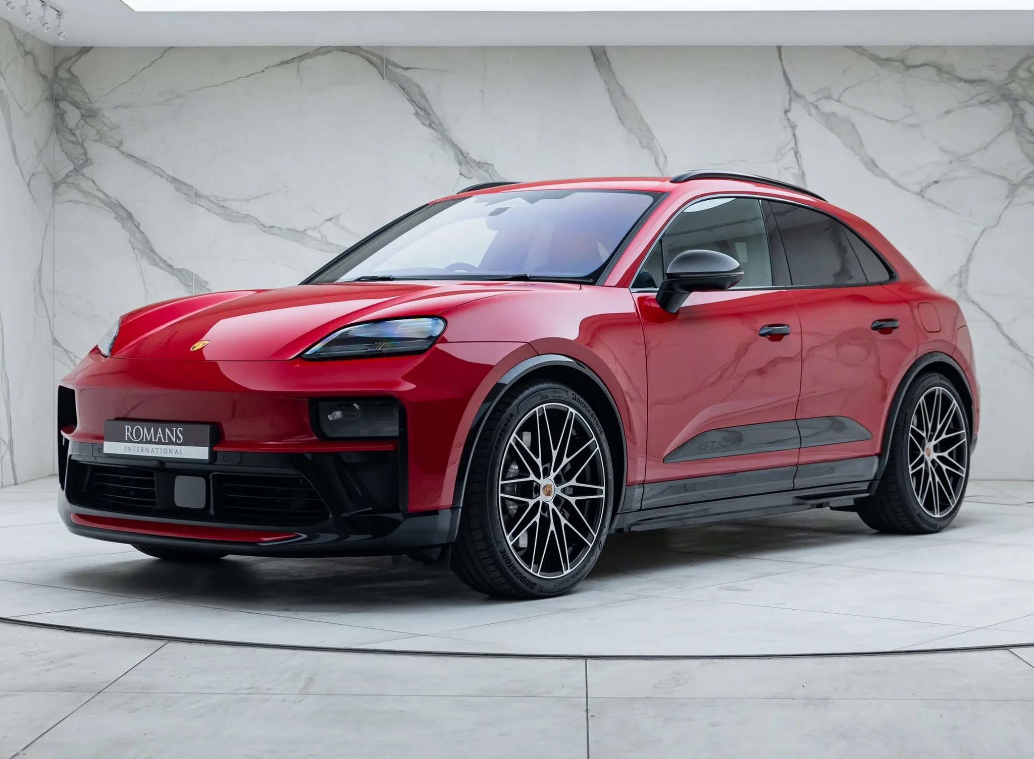 2026 Porsche Macan GTS Electric proposée par un concessionnaire spécialisé à Banstead, Royaume-Uni, photo principale