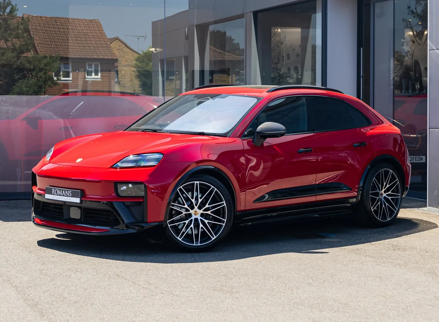 2026 Porsche Macan GTS Electric proposée par un concessionnaire spécialisé à Banstead, Royaume-Uni, photo 2 sur 15