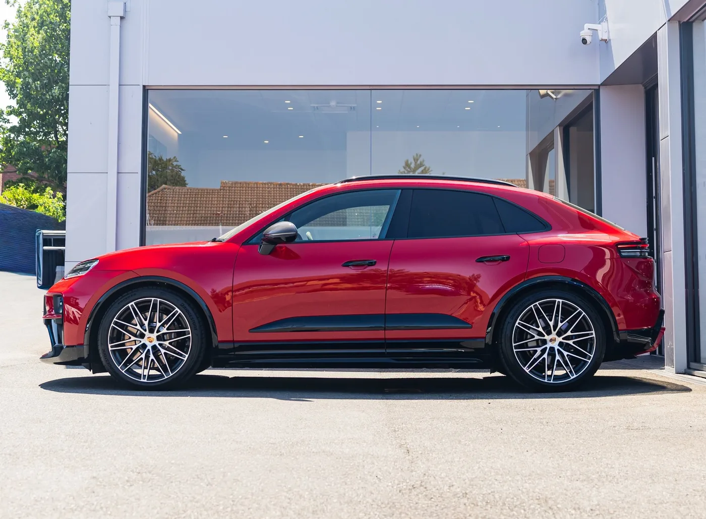 2026 Porsche Macan GTS Electric proposée par un concessionnaire spécialisé à Banstead, Royaume-Uni, photo 3 sur 15