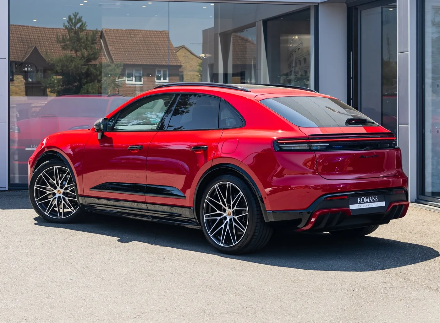 2026 Porsche Macan GTS Electric proposée par un concessionnaire spécialisé à Banstead, Royaume-Uni, photo 4 sur 15