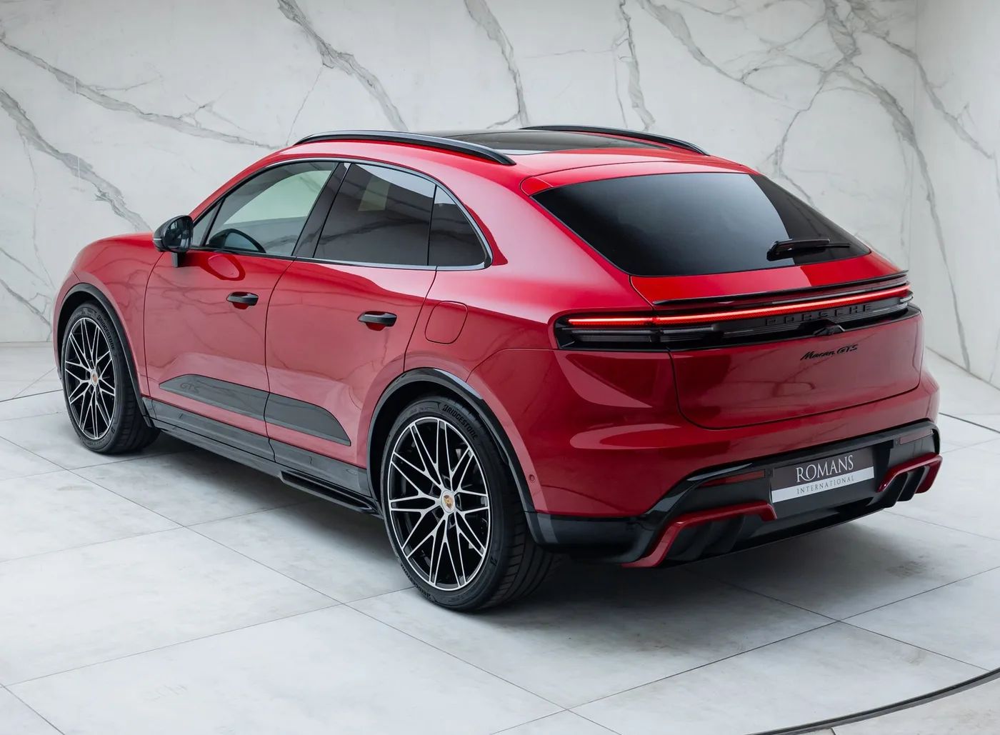 2026 Porsche Macan GTS Electric proposée par un concessionnaire spécialisé à Banstead, Royaume-Uni, photo 12 sur 15