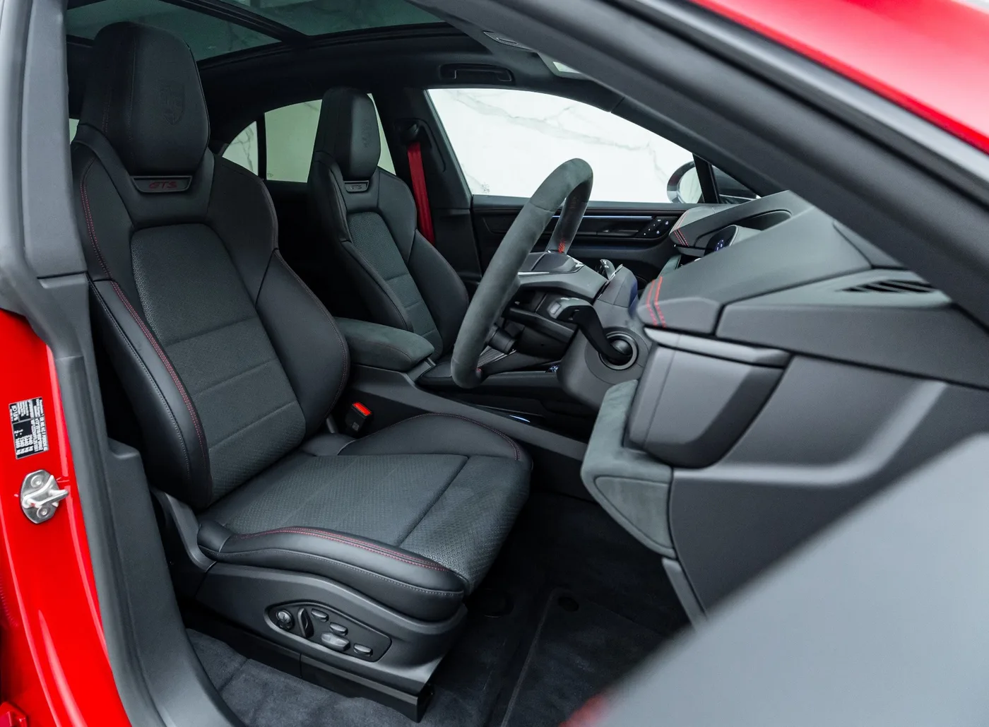 2026 Porsche Macan GTS Electric proposée par un concessionnaire spécialisé à Banstead, Royaume-Uni, photo 14 sur 15