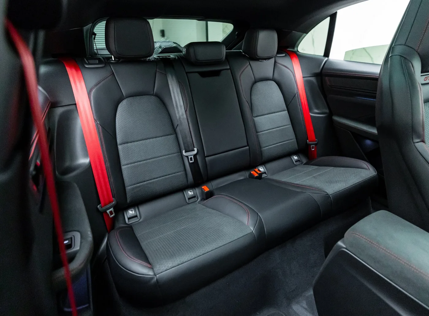 2026 Porsche Macan GTS Electric proposée par un concessionnaire spécialisé à Banstead, Royaume-Uni, photo 15 sur 15