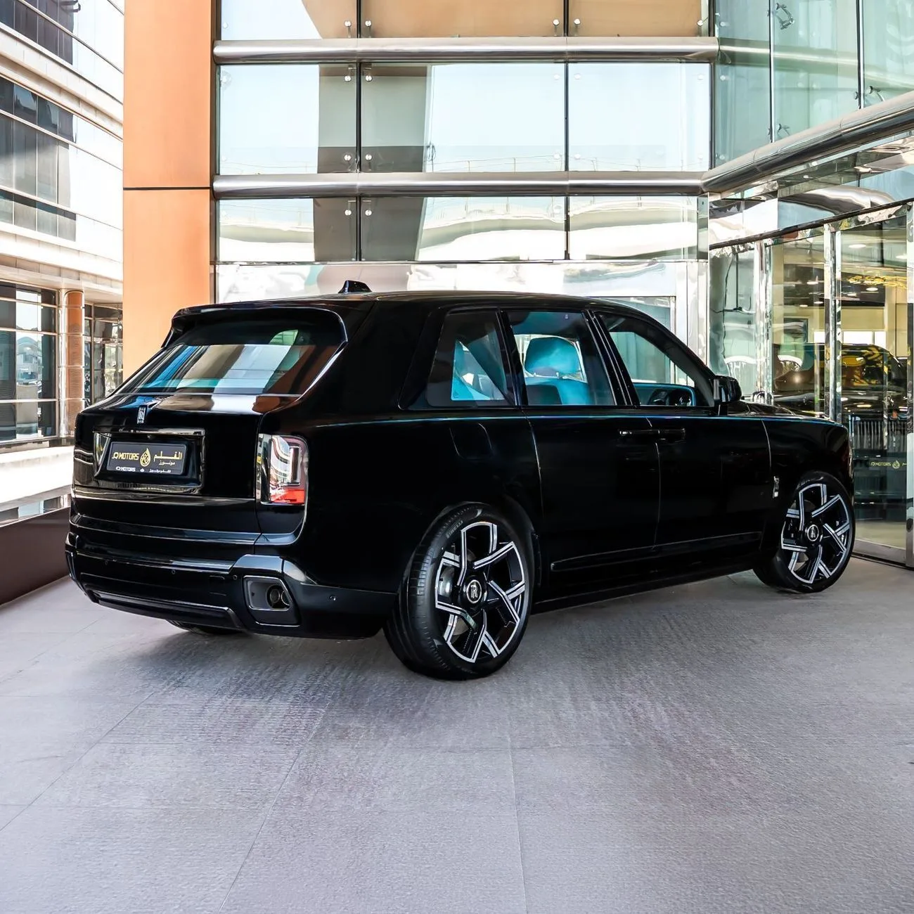 2026 Rolls-Royce Cullinan Black Badge proposée par un concessionnaire spécialisé à Dubai, Émirats arabes unis, photo 2 sur 21