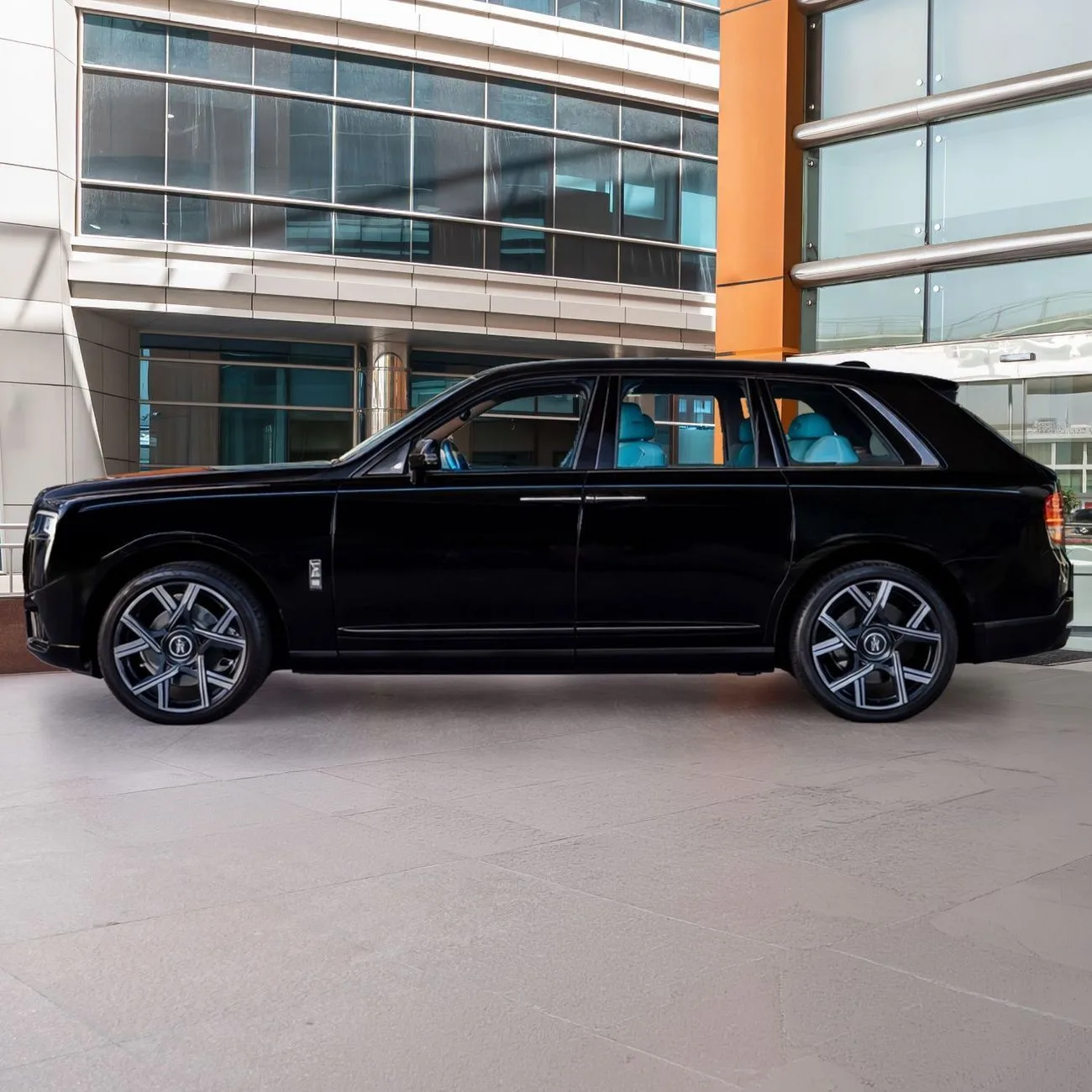 2026 Rolls-Royce Cullinan Black Badge proposée par un concessionnaire spécialisé à Dubai, Émirats arabes unis, photo 3 sur 21