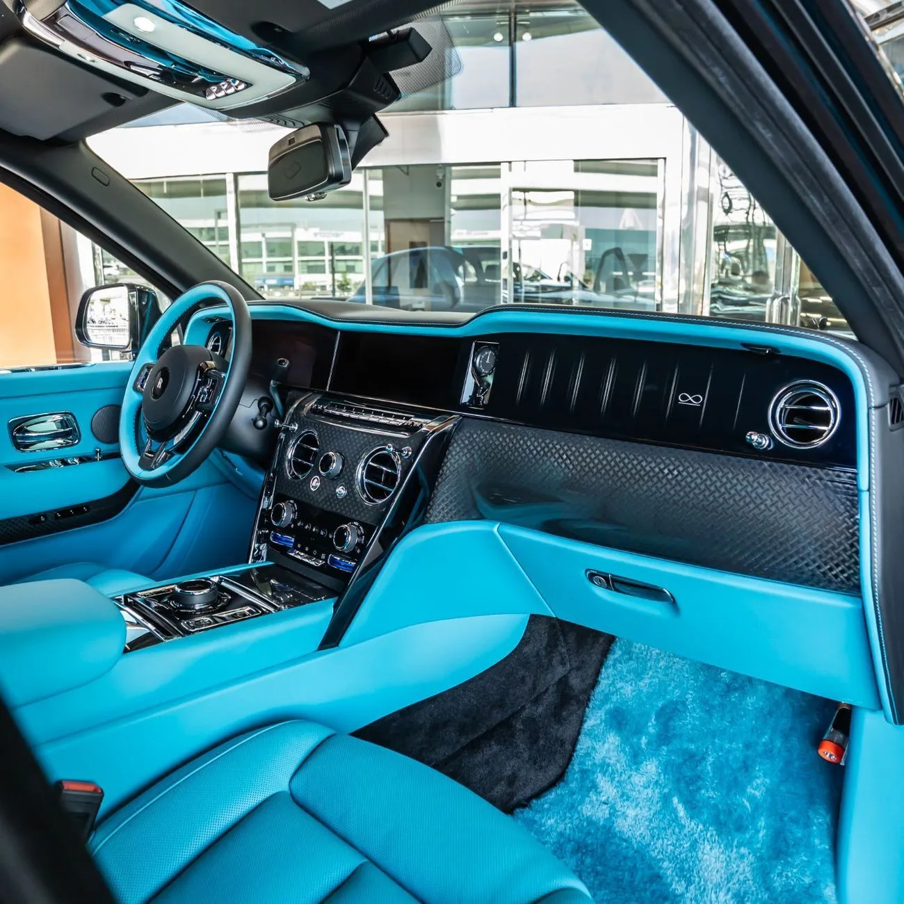 2026 Rolls-Royce Cullinan Black Badge proposée par un concessionnaire spécialisé à Dubai, Émirats arabes unis, photo 13 sur 21