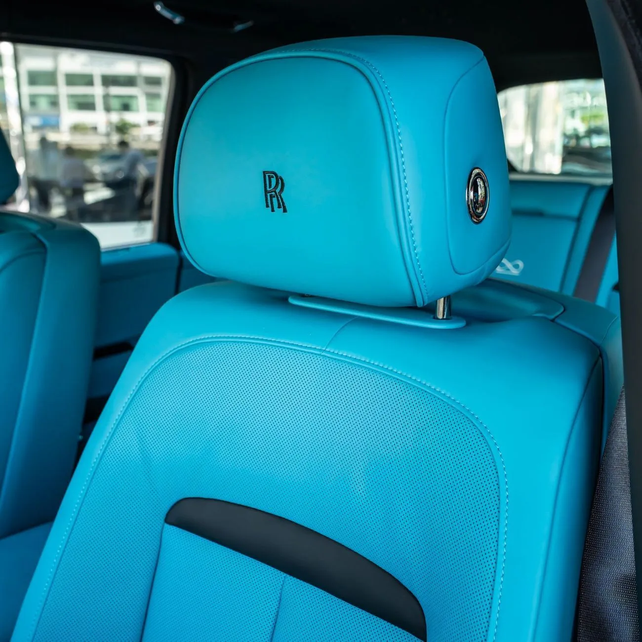 2026 Rolls-Royce Cullinan Black Badge proposée par un concessionnaire spécialisé à Dubai, Émirats arabes unis, photo 15 sur 21