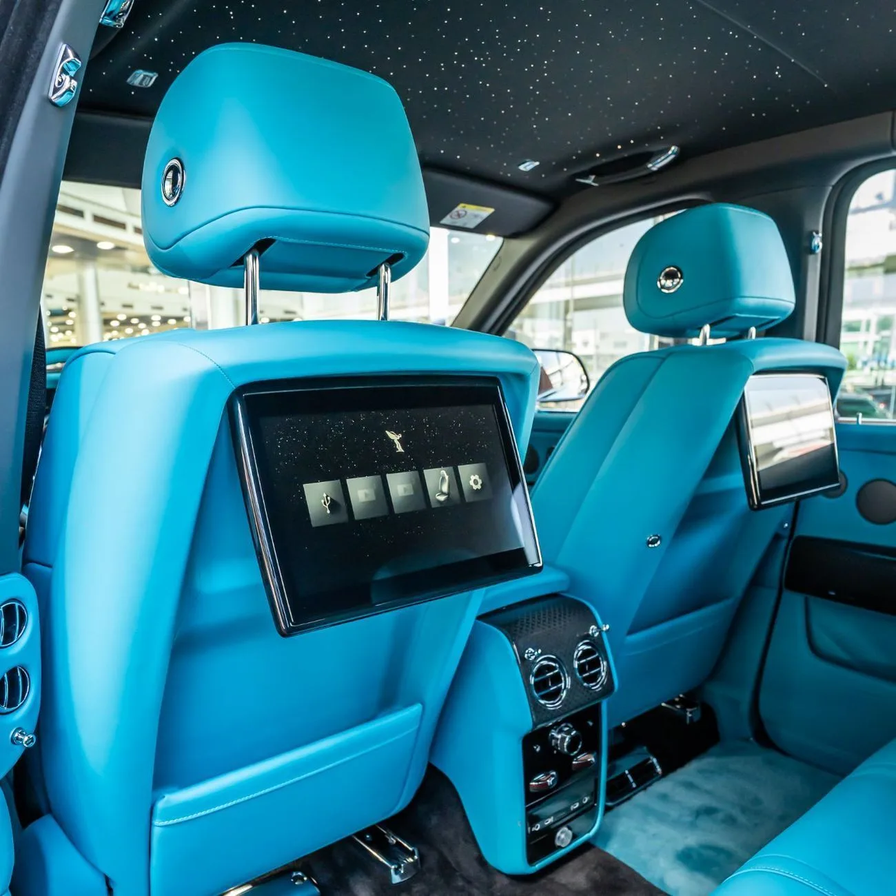 2026 Rolls-Royce Cullinan Black Badge proposée par un concessionnaire spécialisé à Dubai, Émirats arabes unis, photo 18 sur 21