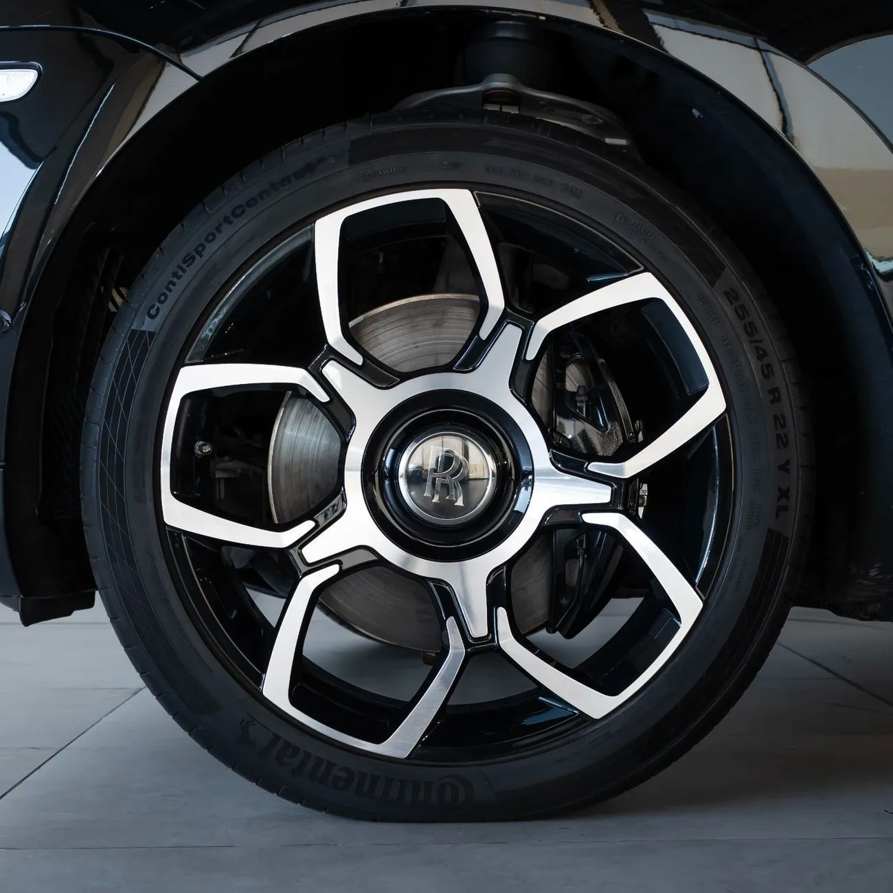 2026 Rolls-Royce Cullinan Black Badge proposée par un concessionnaire spécialisé à Dubai, Émirats arabes unis, photo 21 sur 21