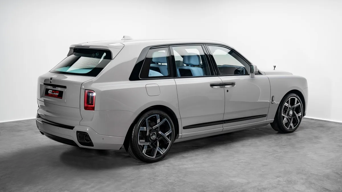 2026 Rolls-Royce Cullinan Black Badge angeboten von einem Fachhändler in Dubai, Vereinigte Arabische Emirate, Foto 3 von 25